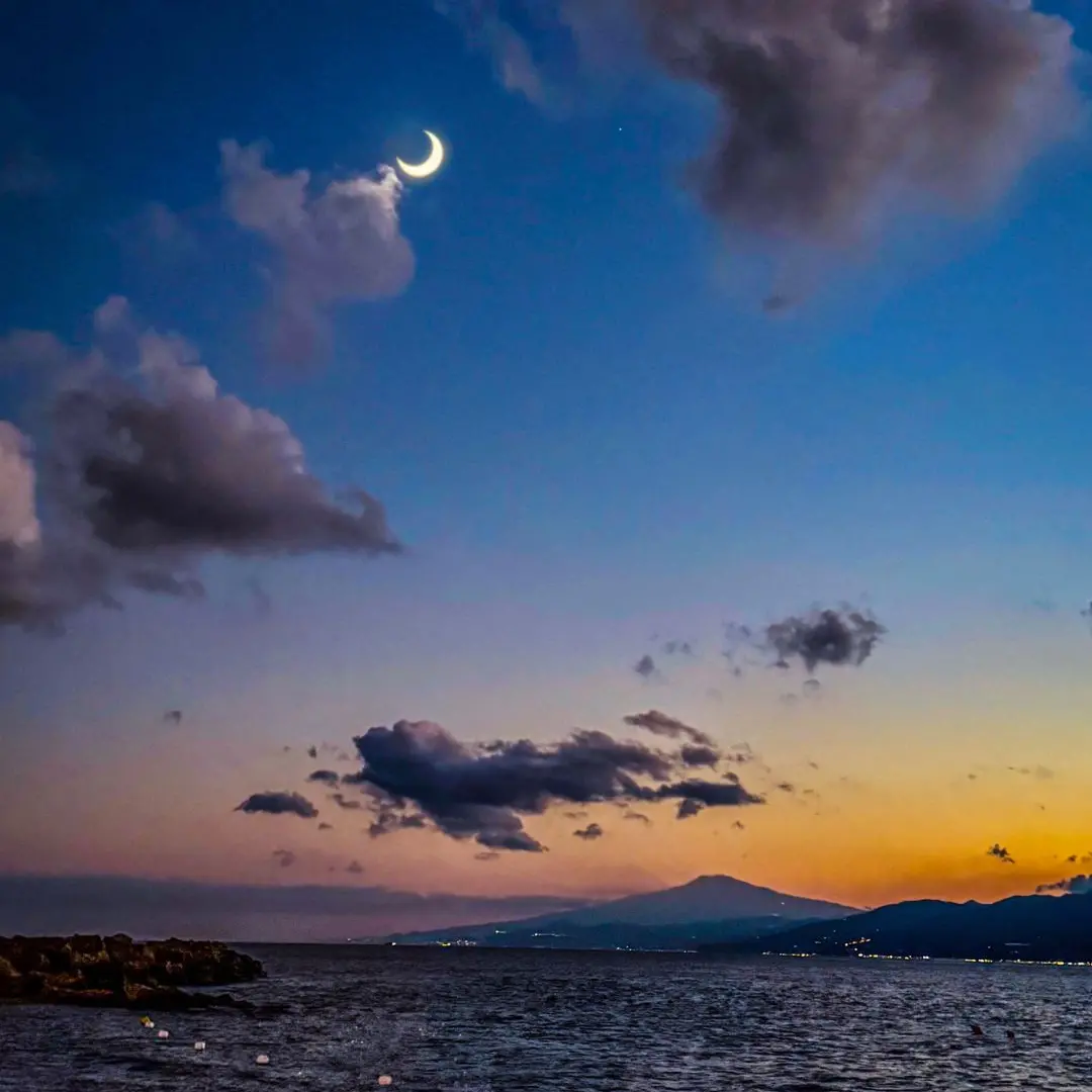 LA FOTO DEL GIORNO | La luna che accarezza lo Stretto