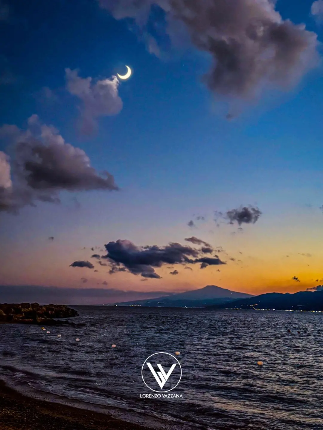 LA FOTO DEL GIORNO | La luna che accarezza lo Stretto