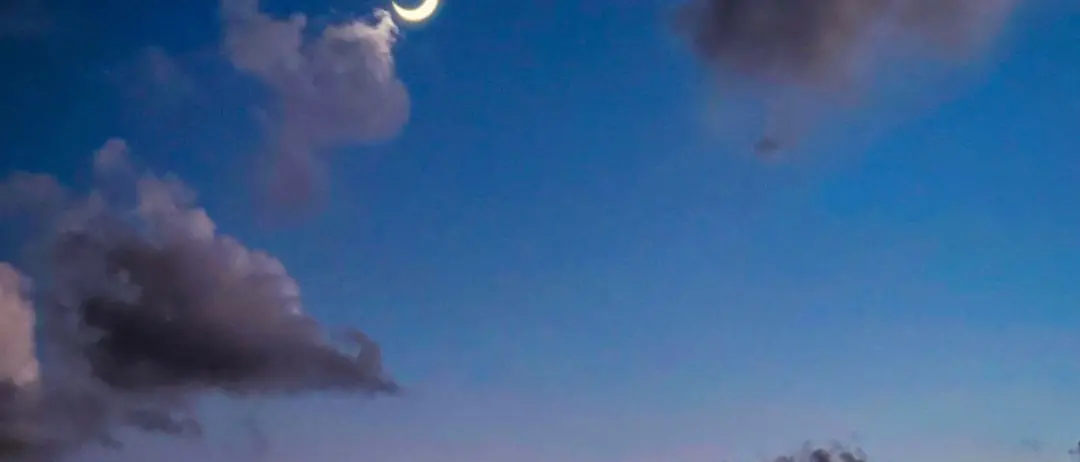 LA FOTO DEL GIORNO | La luna che accarezza lo Stretto