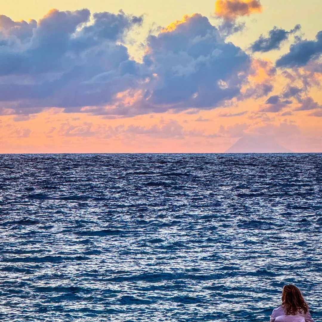 LA FOTO DEL GIORNO | Sguardi lontani da Scilla a Stromboli