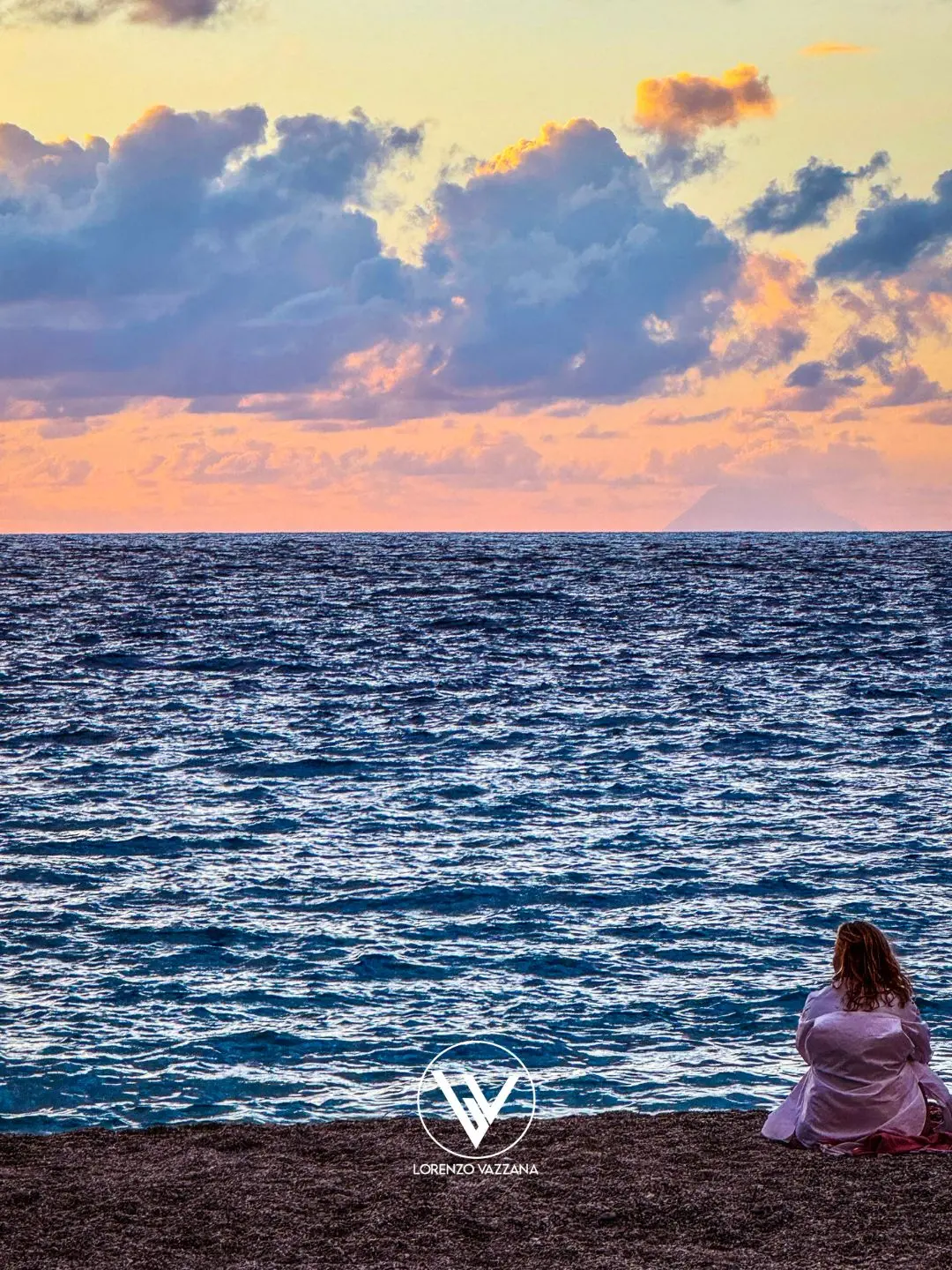 LA FOTO DEL GIORNO | Sguardi lontani da Scilla a Stromboli