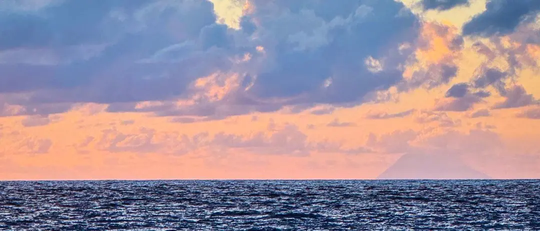 LA FOTO DEL GIORNO | Sguardi lontani da Scilla a Stromboli