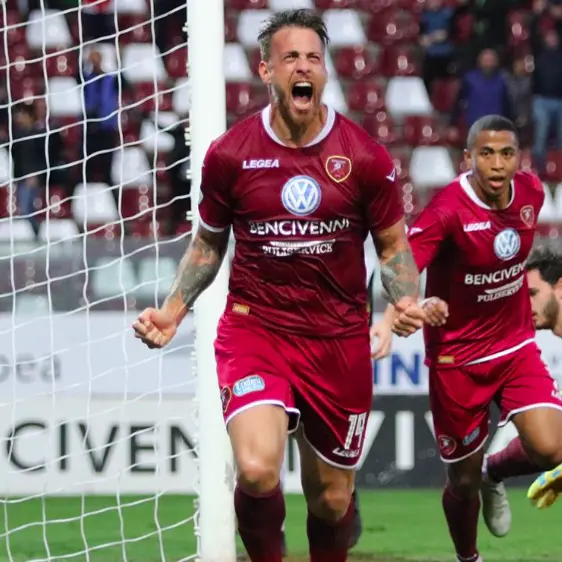La Reggina risorge a Pescara. Decidono Denis e Montalto: 0-2