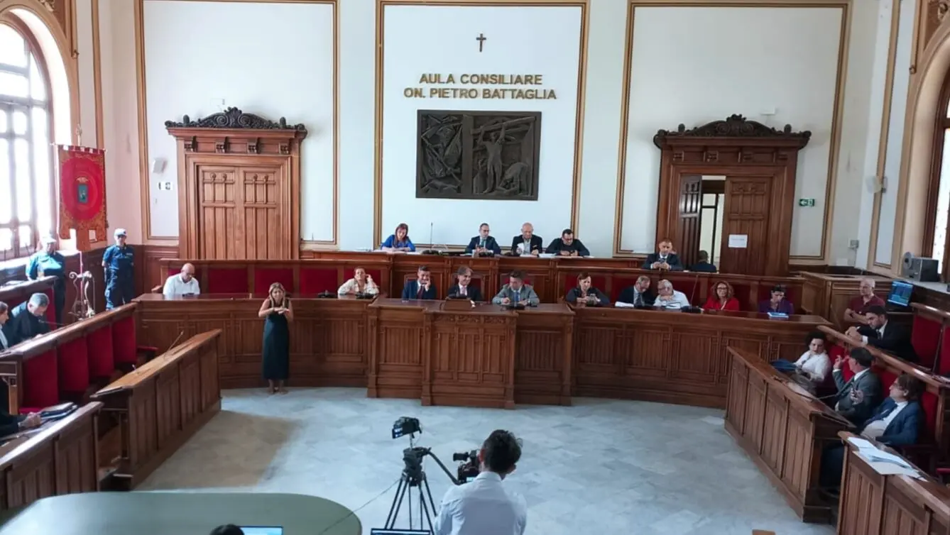 Reggio, Consiglio Comunale: via libera all’ assestamento di bilancio. Ok ai lavori a Gallico e alla Consulta per l’integrazione multietnica