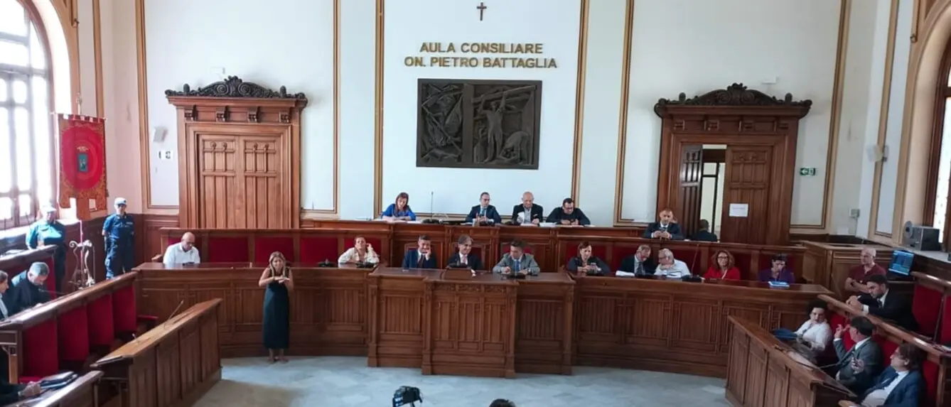 Reggio, Consiglio Comunale: via libera all’ assestamento di bilancio. Ok ai lavori a Gallico e alla Consulta per l’integrazione multietnica