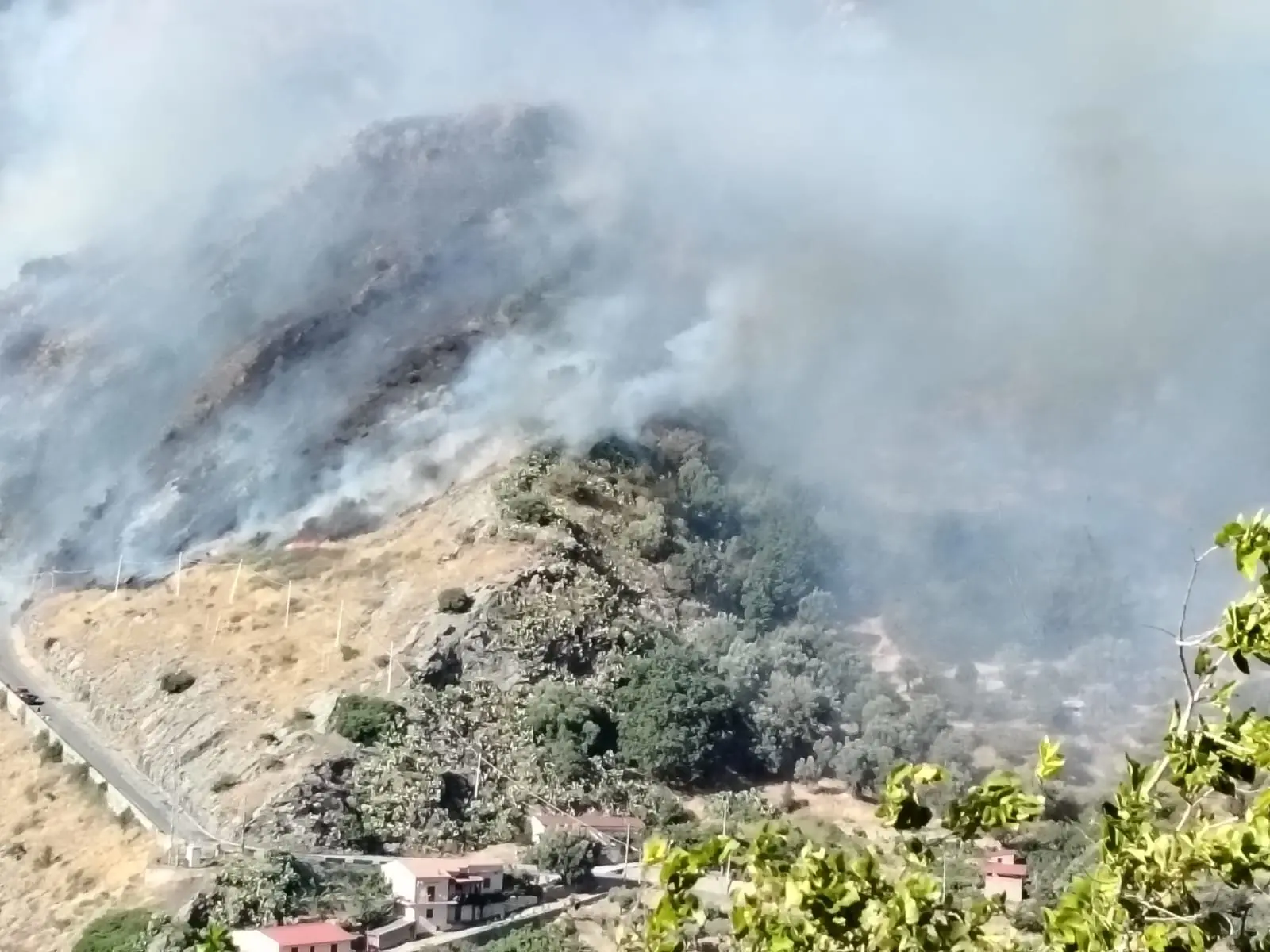 «Qui si muore perché non conviene restare»: San Lorenzo brucia e lo Stato non c’è