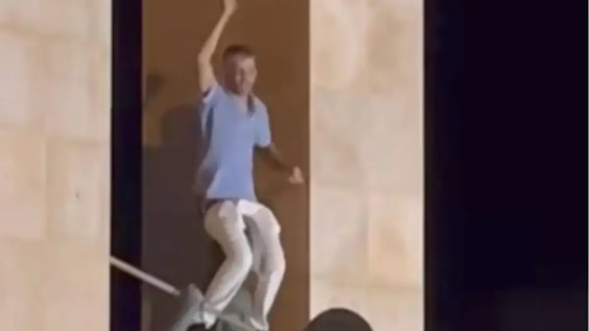 Reggio, uomo si arrampica sulla statua di Athena e tenta di danneggiarla