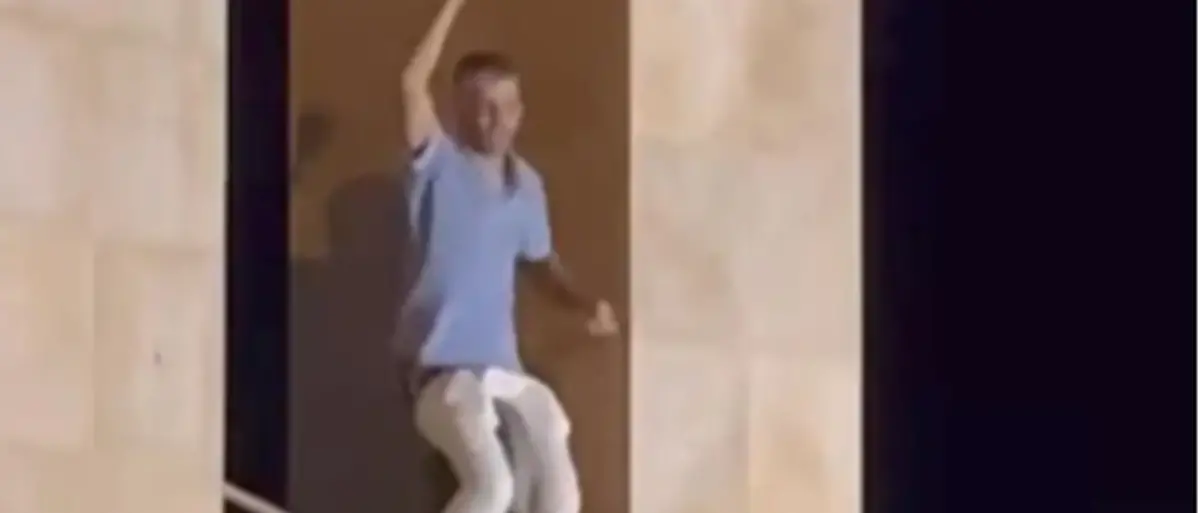 Reggio, uomo si arrampica sulla statua di Athena e tenta di danneggiarla