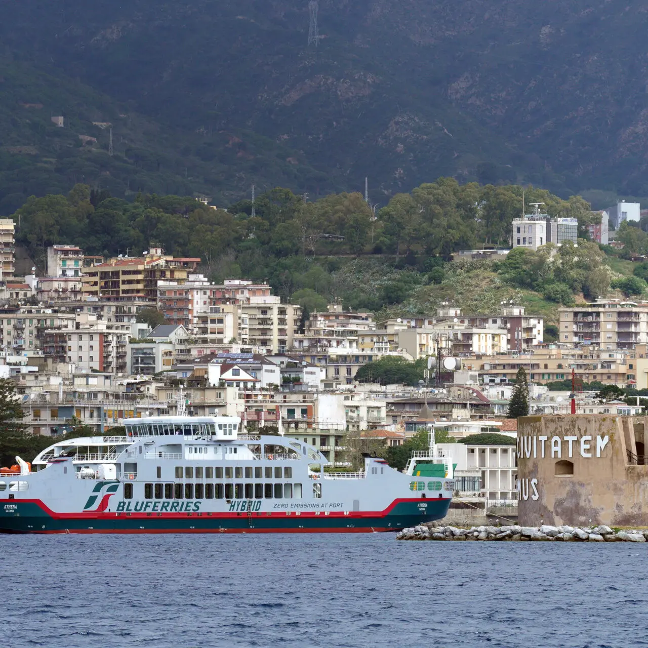 Bluferries, per due mesi navi da Reggio invece che da Villa San Giovanni
