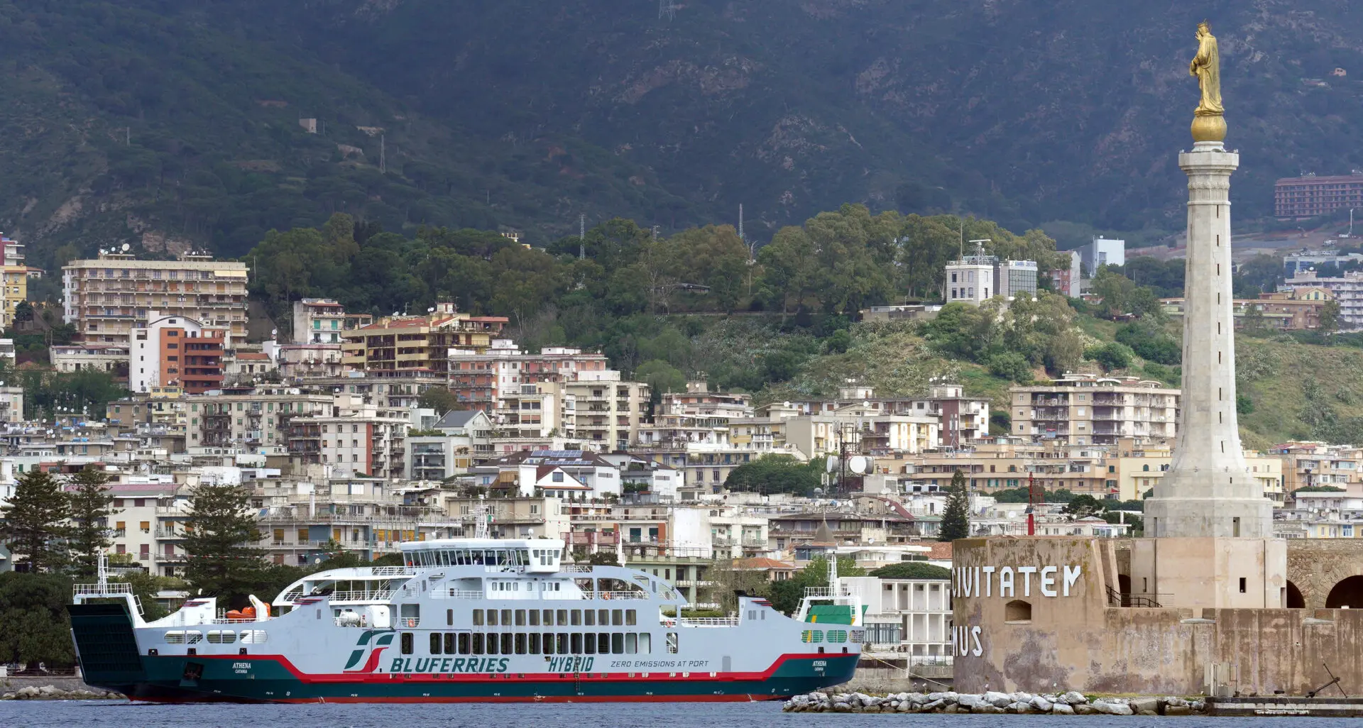 Bluferries, per due mesi navi da Reggio invece che da Villa San Giovanni