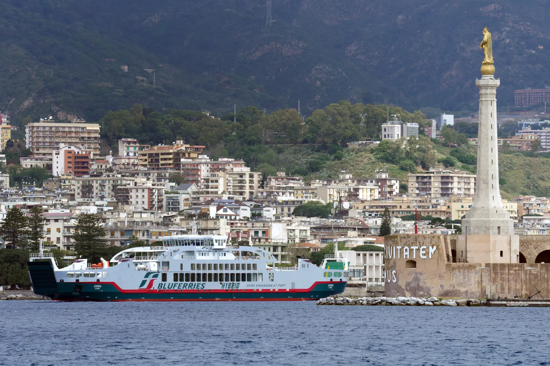 Porto di Reggio, protestano i pendolari dello Stretto: «Bluferries riattivi anche da qui il traghettamento auto»
