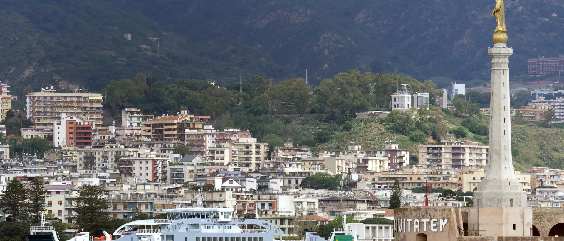 Bluferries, per due mesi navi da Reggio invece che da Villa San Giovanni