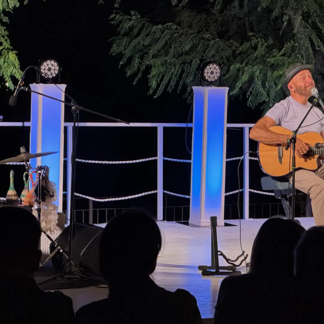 Mario Venuti ad Altafiumara Fest per cantare i Sud del mondo dalla Sicilia al ritmo carioca del Brasile - FOTO