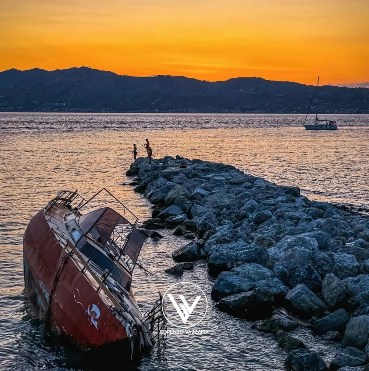 LA FOTO DEL GIORNO | Scogli, lenze e tramonti: storie di Pezzo sullo Stretto
