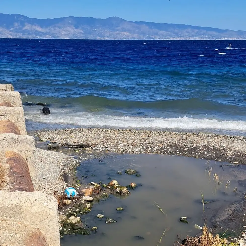 Reggio, a Pellaro sversamento di fogna a mare