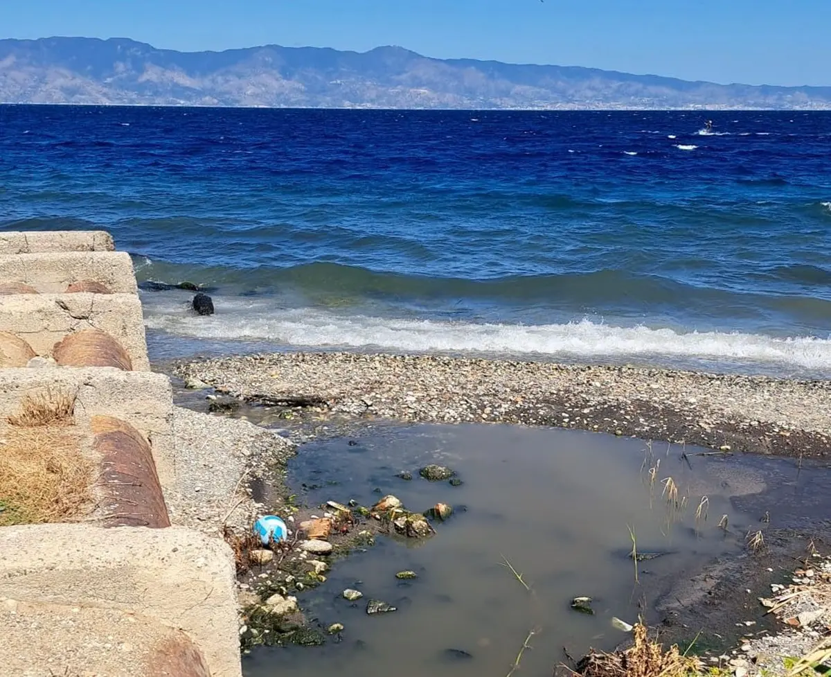 Reggio, a Pellaro sversamento di fogna a mare