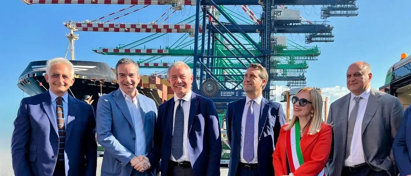 Il ministro Urso e Occhiuto in visita al Porto di Gioia Tauro: «Se a Taranto non ci sono le condizioni, realizzeremo qui il Polo Dri»