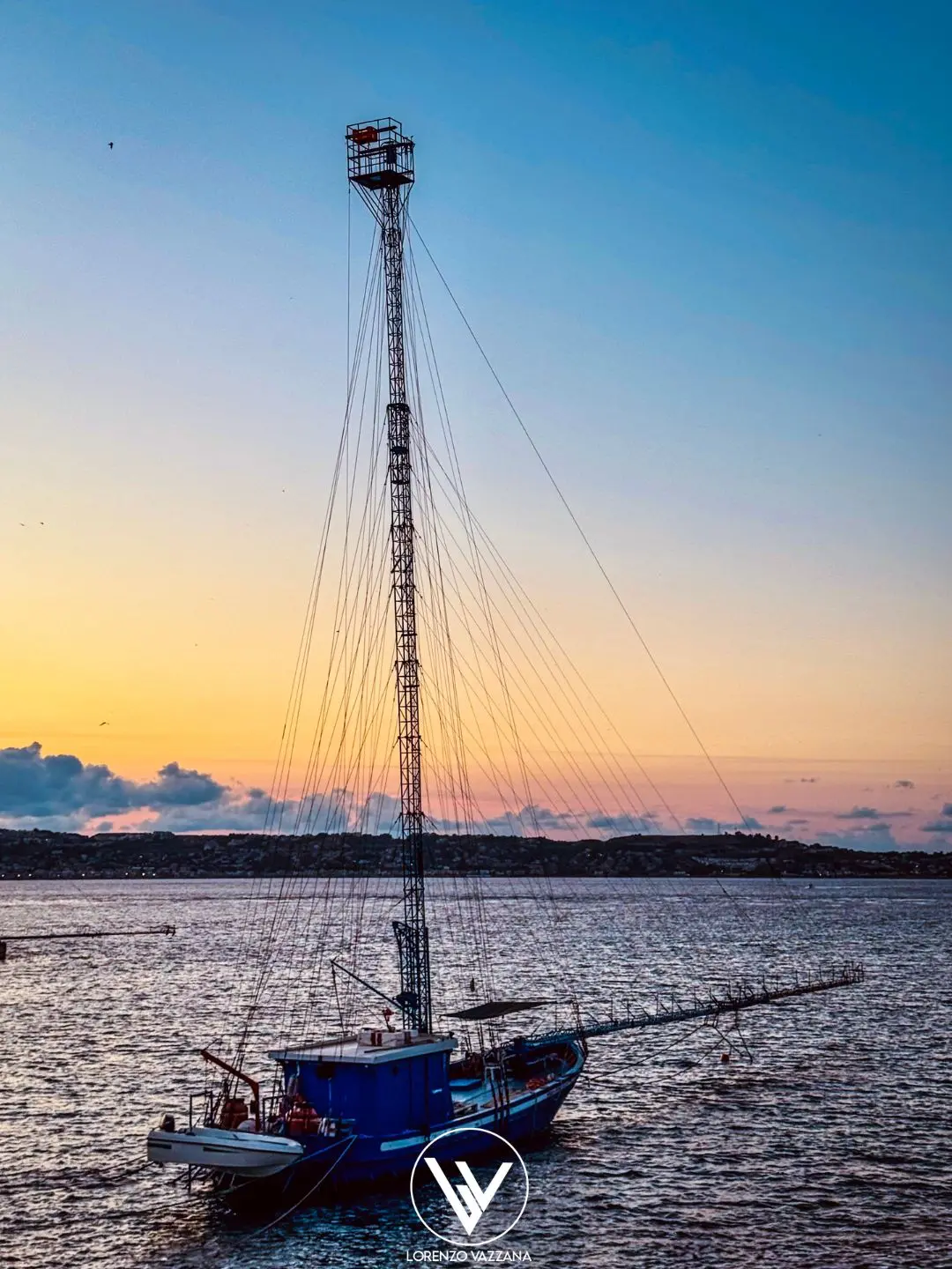 LA FOTO DEL GIORNO | Riposo tra le onde: la feluca e il suo tramonto