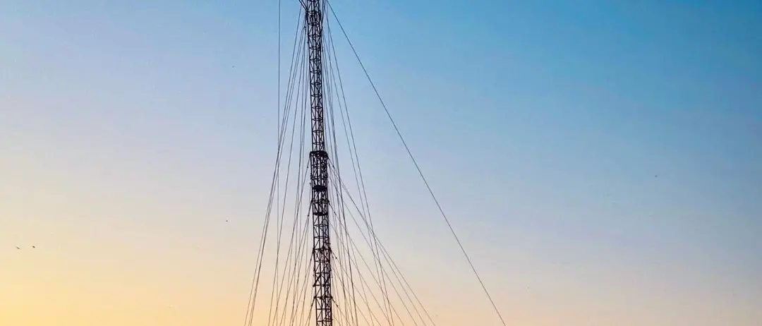 LA FOTO DEL GIORNO | Riposo tra le onde: la feluca e il suo tramonto