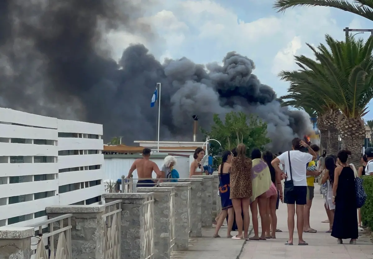 Roccella, camion a fuoco a ridosso della spiaggia: bagnanti in fuga - VIDEO