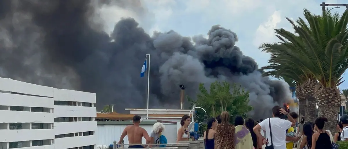 Roccella, camion a fuoco a ridosso della spiaggia: bagnanti in fuga - VIDEO