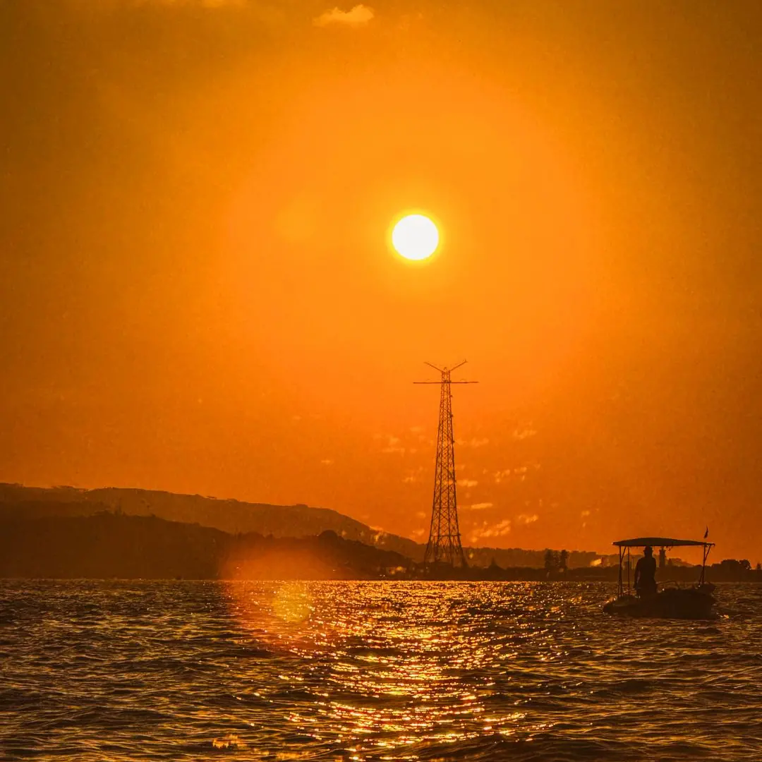 LA FOTO DEL GIORNO | Il sole sul filo del tempo