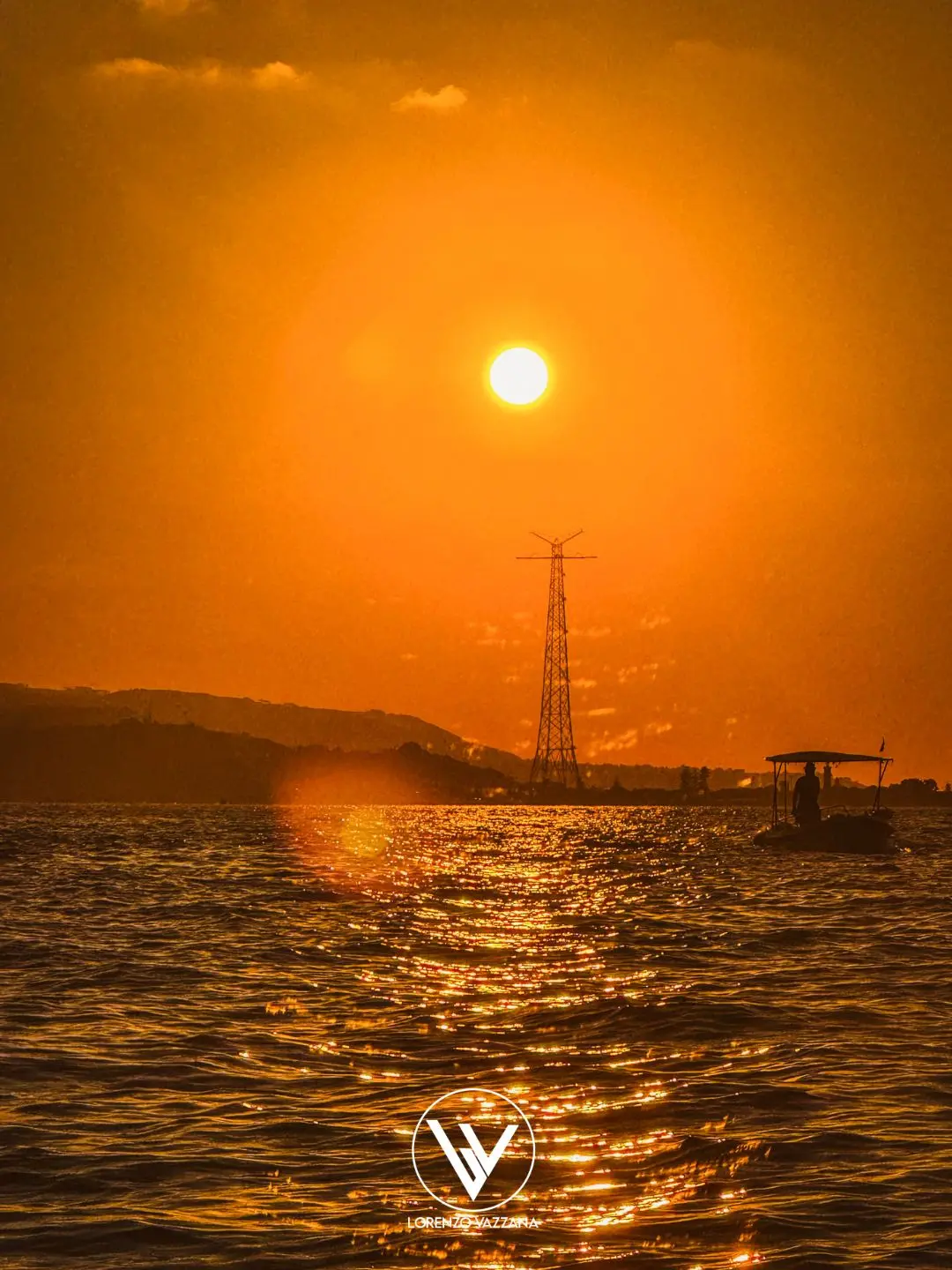 LA FOTO DEL GIORNO | Il sole sul filo del tempo