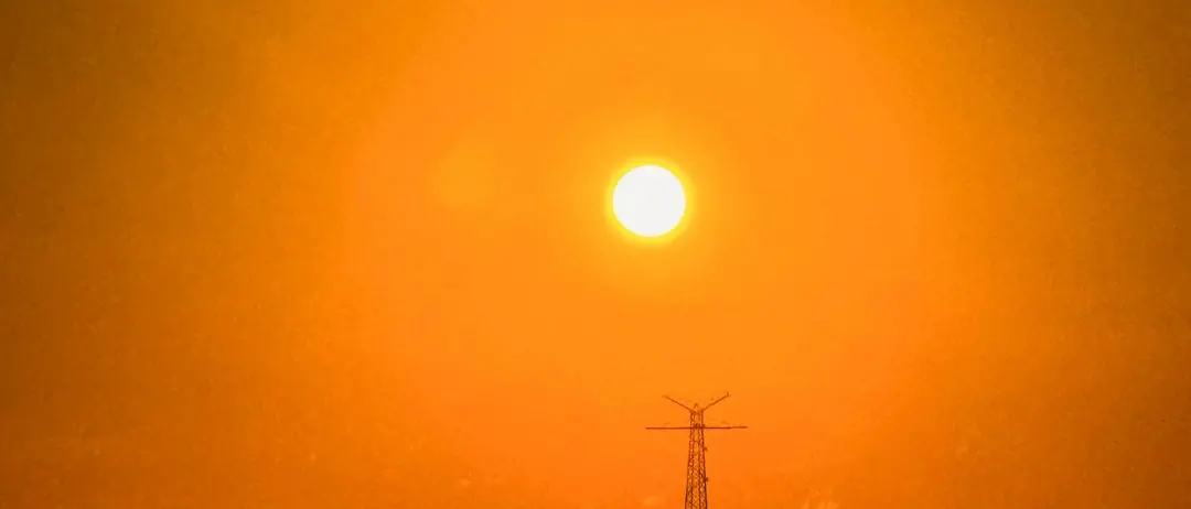 LA FOTO DEL GIORNO | Il sole sul filo del tempo