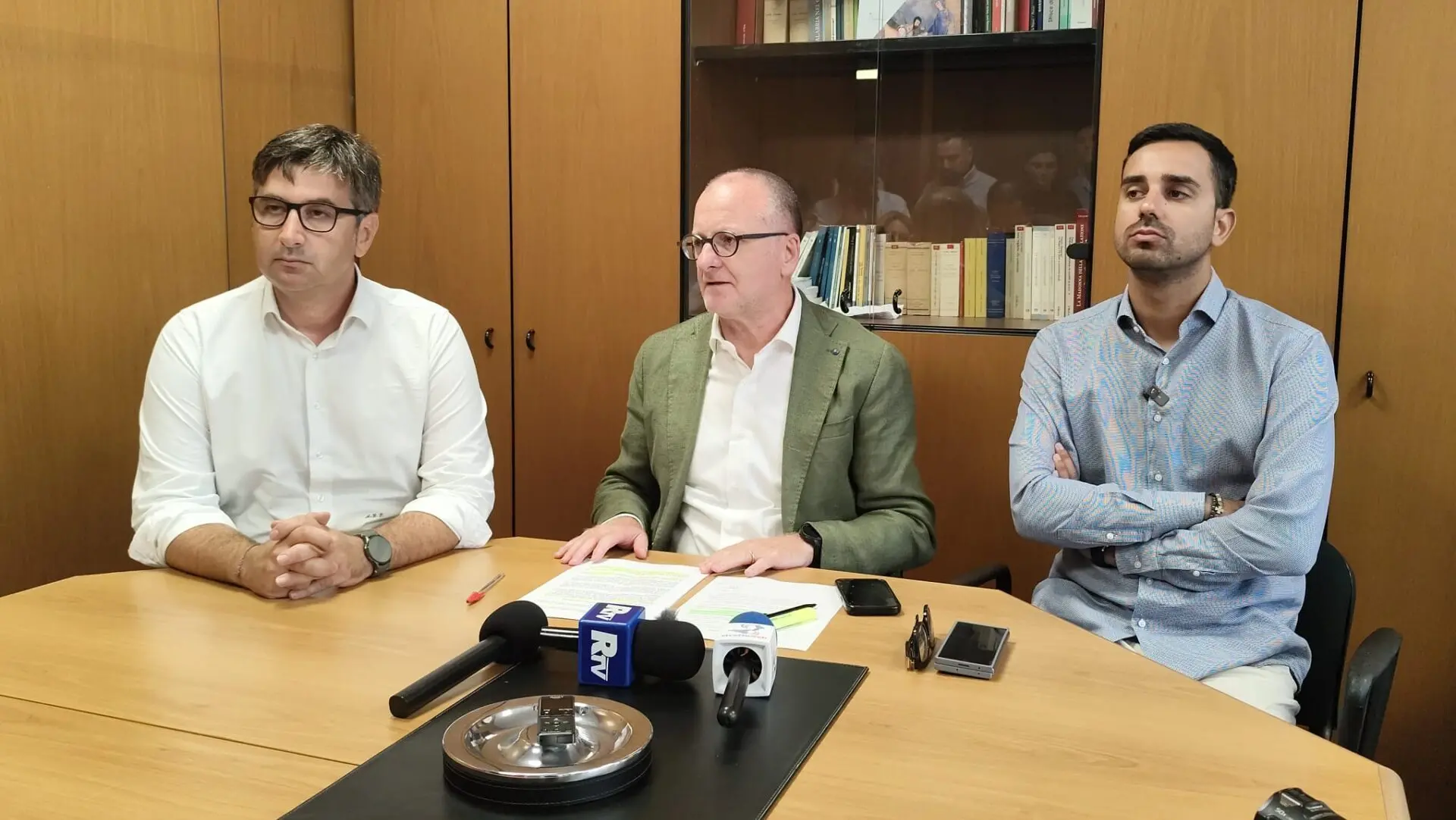 Verso le regionali, le opposizioni non ci stanno: «C’è un abusivo alla Cittadella, da dimesso non può usare i suoi poteri»