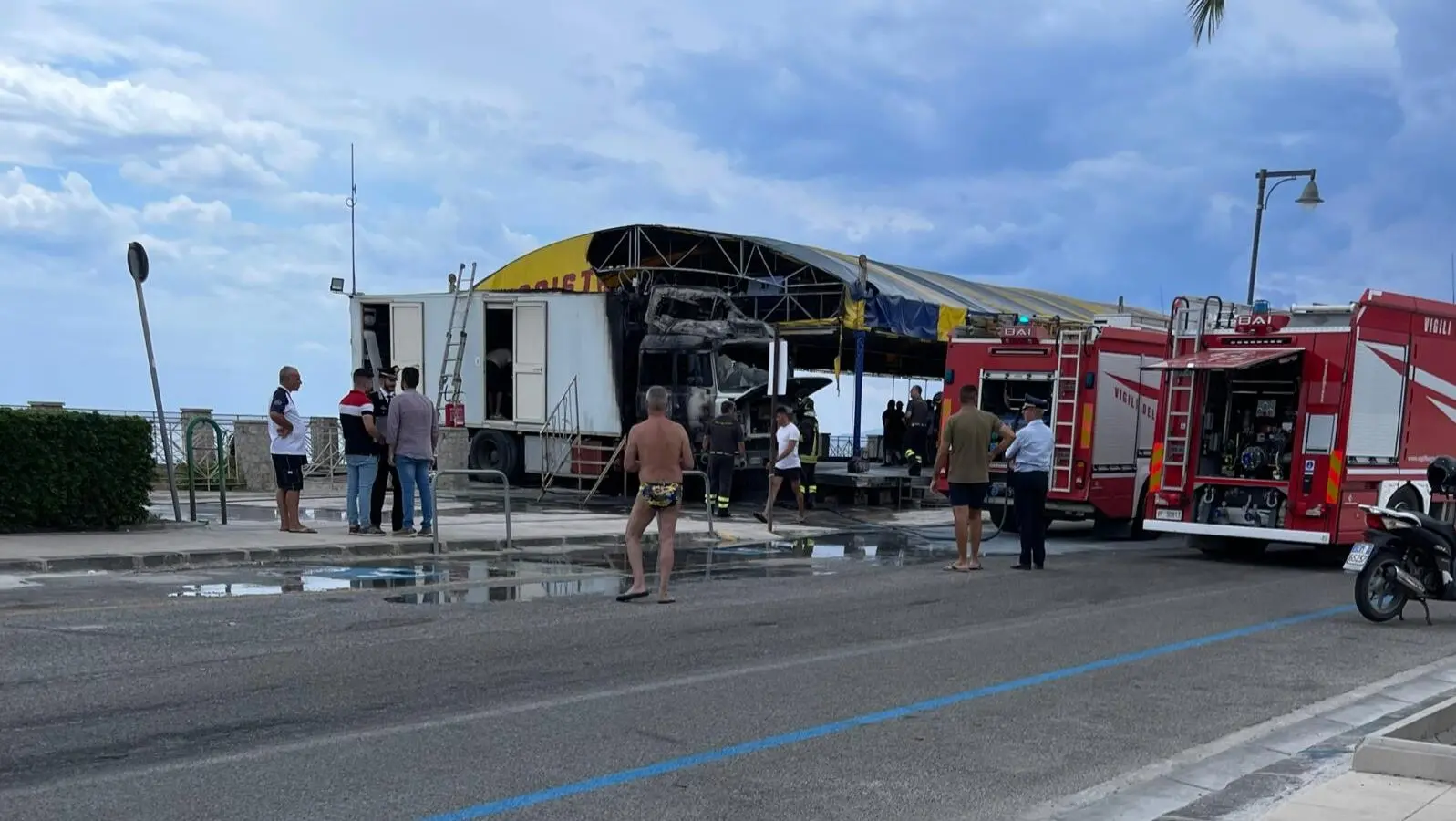 Camion a fuoco a Roccella, il rogo di natura dolosa: fermato il presunto responsabile
