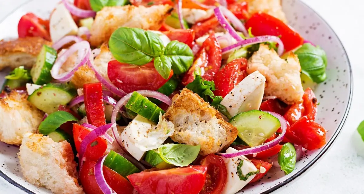 LA RICETTA DEL GIORNO | Panzanella, il gusto dell’estate in un piatto di pane e orto