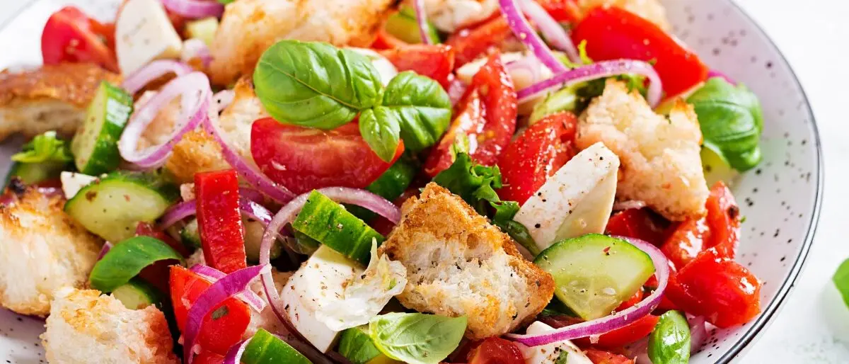 LA RICETTA DEL GIORNO | Panzanella, il gusto dell’estate in un piatto di pane e orto