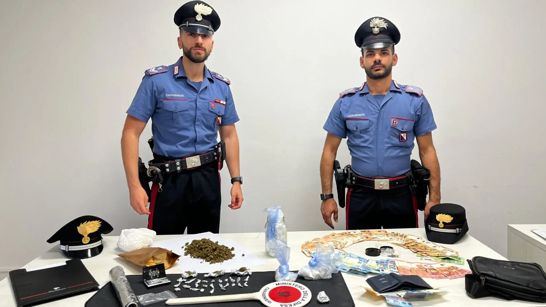 Reggio, sorpreso a nascondere droga nella siepe: arrestato