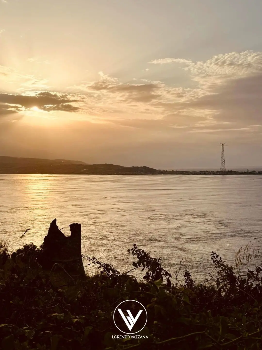 LA FOTO DEL GIORNO | Sguardi di pietra sullo Stretto