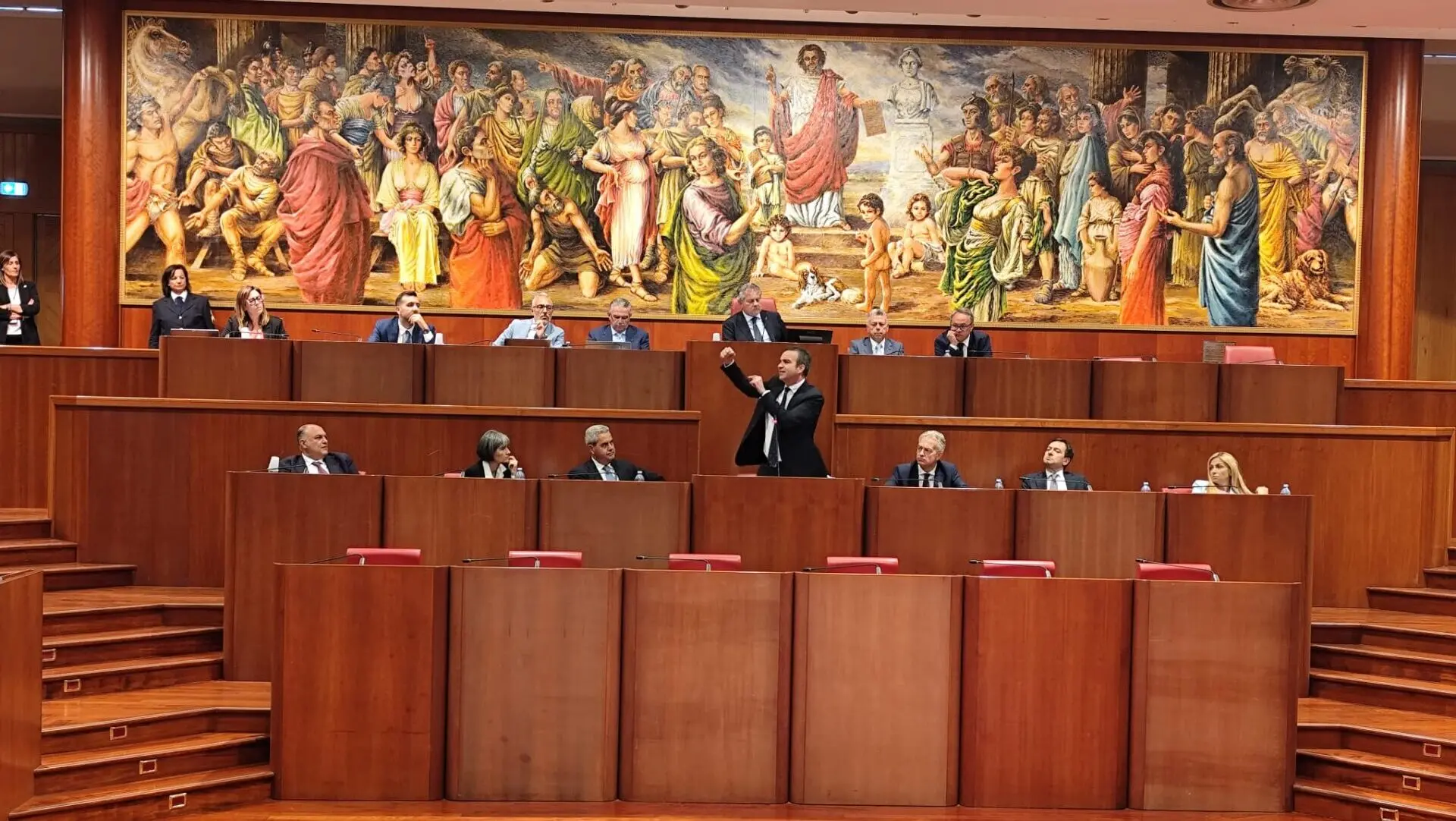 Occhiuto in Consiglio Regionale: «Non mi dimetto per l’inchiesta, sarò prosciolto». Poi punge l’opposizione: «Siete nervosi»