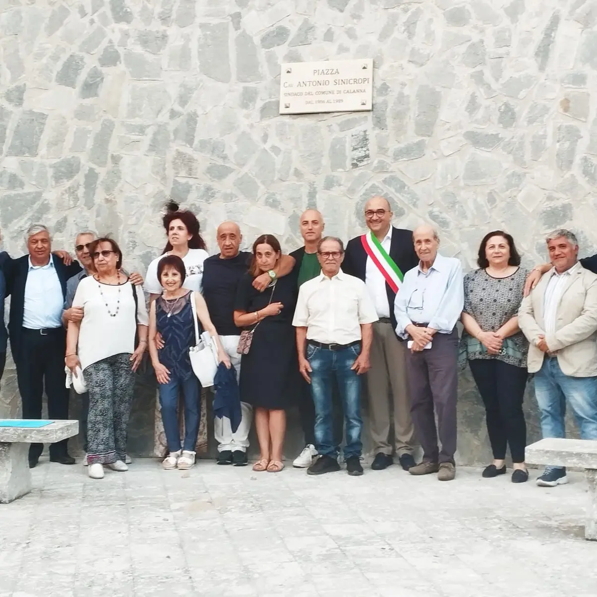 Calanna dedica una piazza all’ex sindaco Sinicropi: «Un simbolo di unità e valori per la comunità»