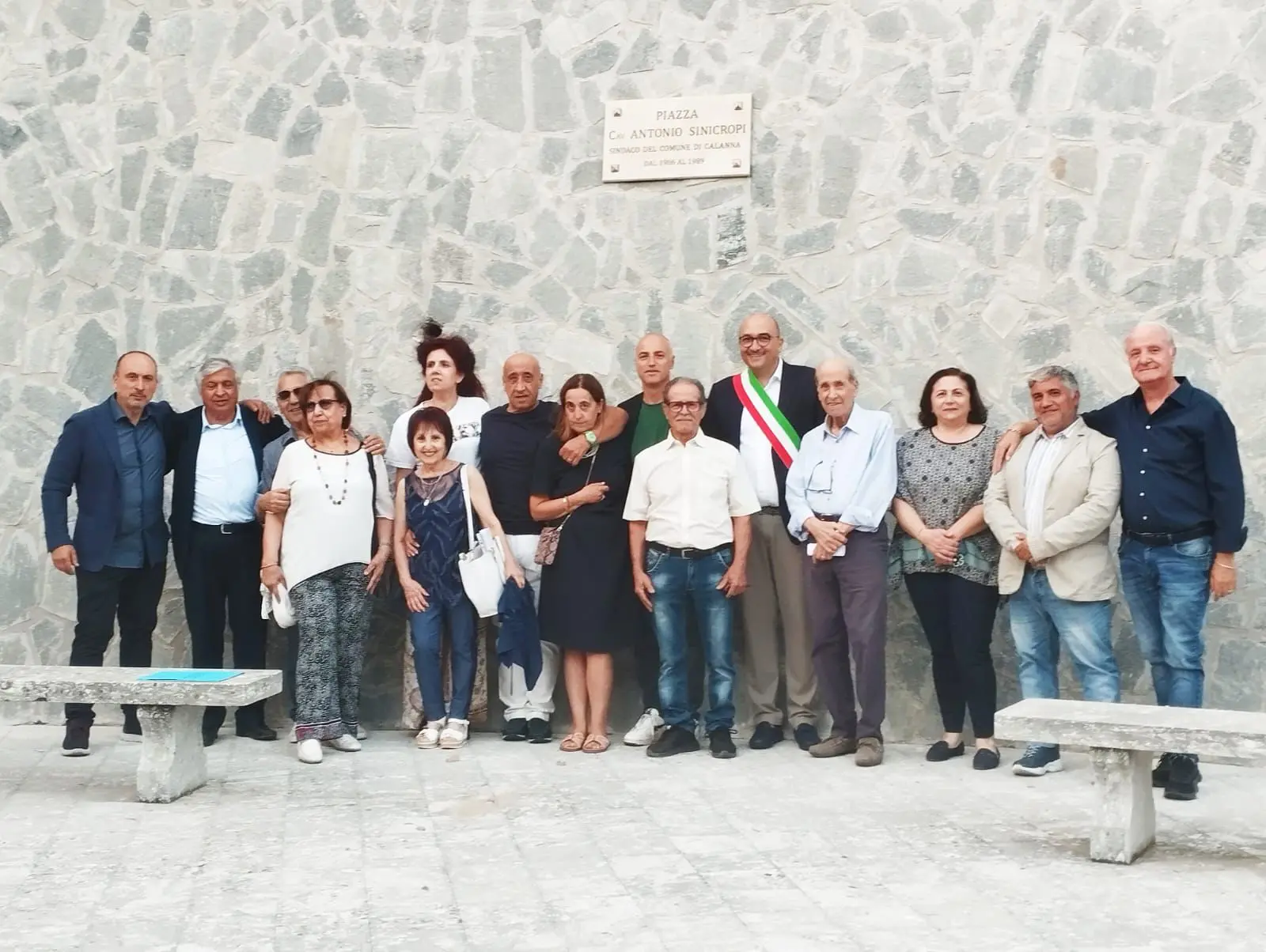 Calanna dedica una piazza all’ex sindaco Sinicropi: «Un simbolo di unità e valori per la comunità»