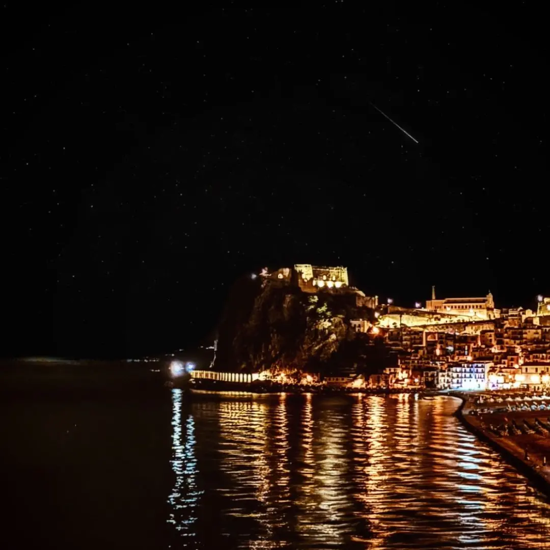 LA FOTO DEL GIORNO | Scilla sotto le stelle: desideri nella notte di San Lorenzo