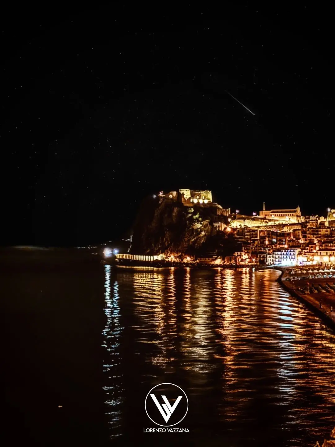 LA FOTO DEL GIORNO | Scilla sotto le stelle: desideri nella notte di San Lorenzo
