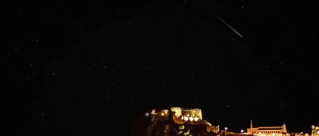LA FOTO DEL GIORNO | Scilla sotto le stelle: desideri nella notte di San Lorenzo