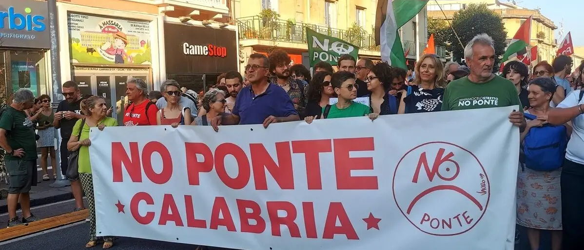 No ponte Calabria a Messina: «Una delle più grandi mobilitazioni agostane nella storia del Movimento»