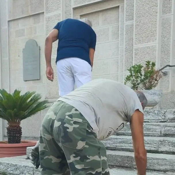 Mosorrofa, cittadini ripuliscono piazze e strade: «Servizio assente, ma noi non ci arrendiamo»