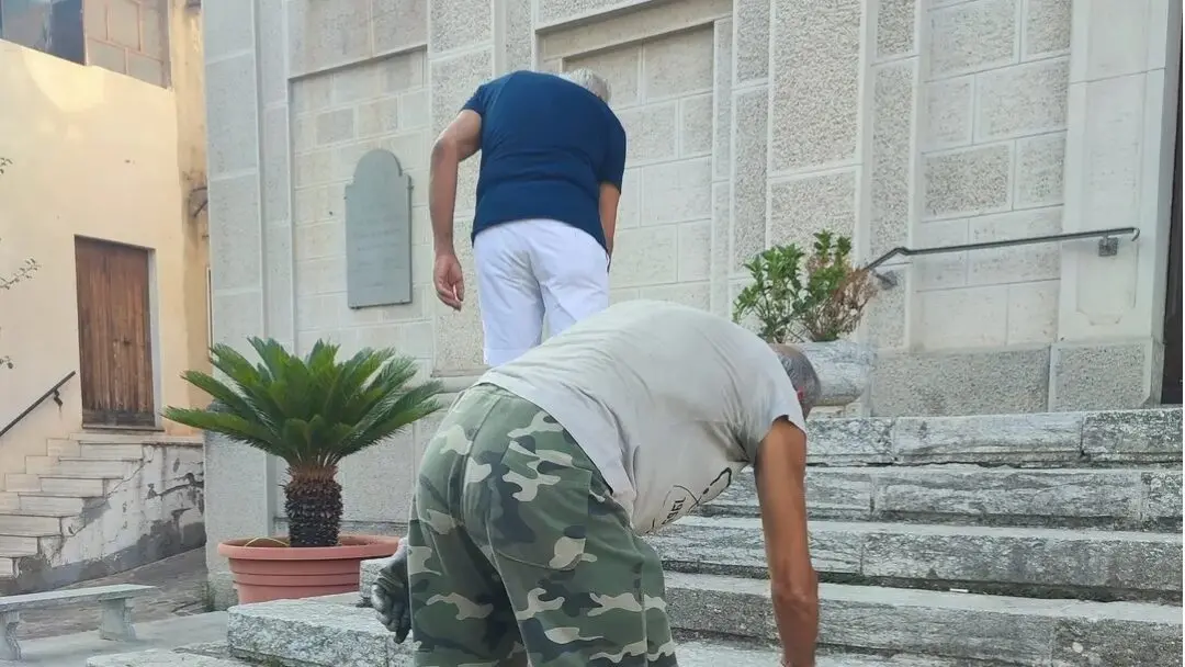 Mosorrofa, cittadini ripuliscono piazze e strade: «Servizio assente, ma noi non ci arrendiamo»