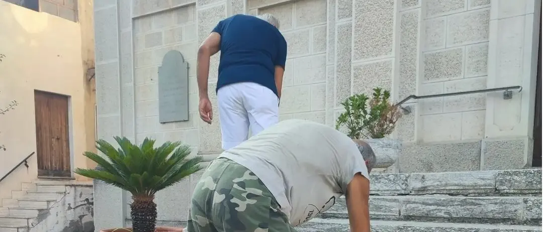 Mosorrofa, cittadini ripuliscono piazze e strade: «Servizio assente, ma noi non ci arrendiamo»