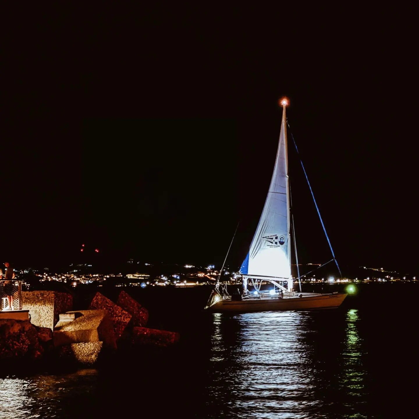 LA FOTO DEL GIORNO | La barca che torna a vivere: memoria, giustizia e libertà nelle acque dello Stretto