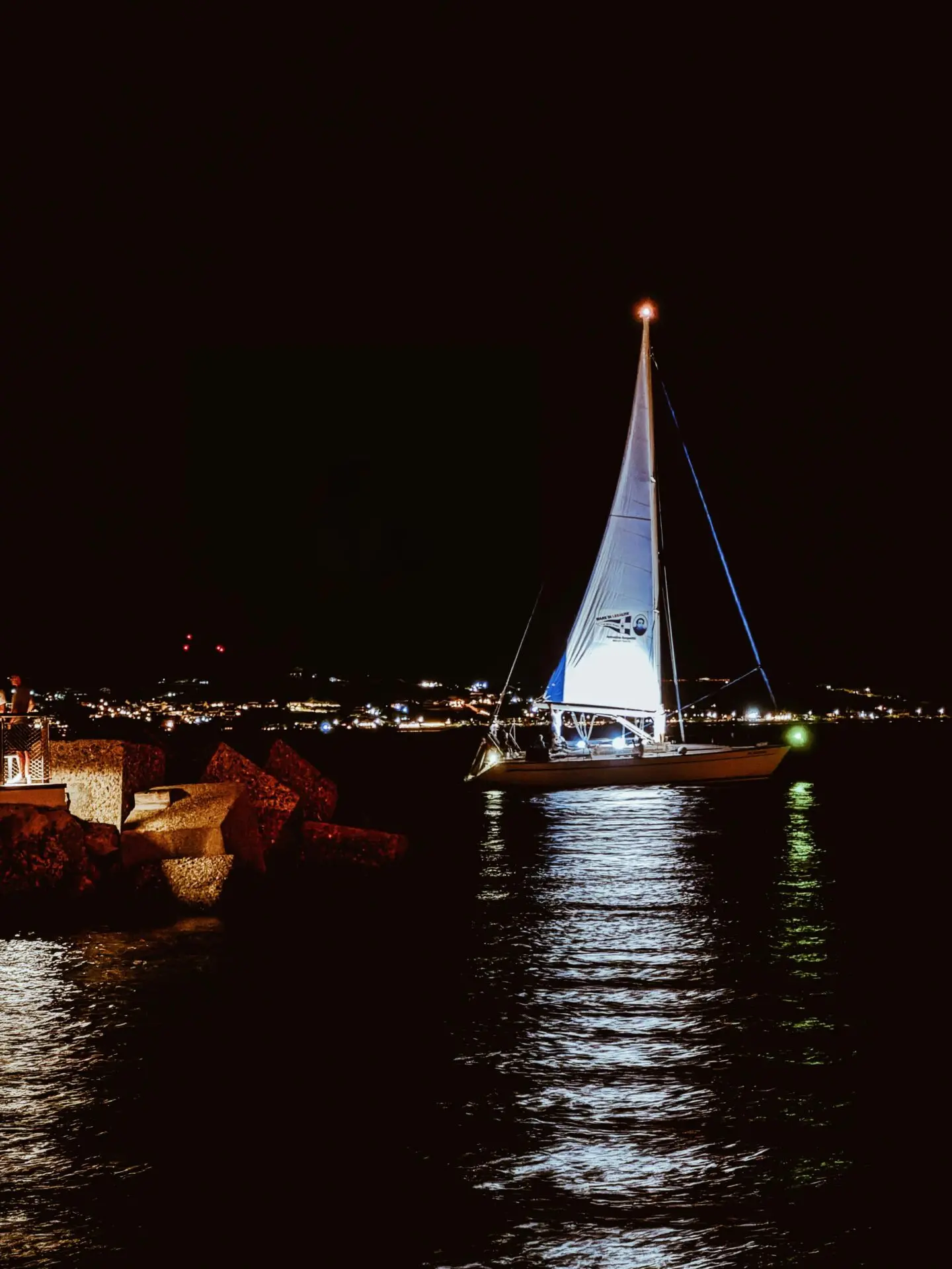 LA FOTO DEL GIORNO | La barca che torna a vivere: memoria, giustizia e libertà nelle acque dello Stretto