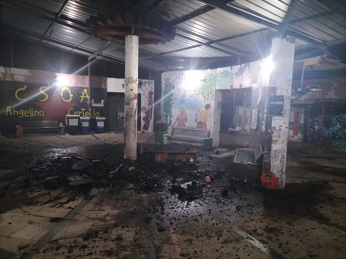 Reggio, il Csoa Cartella: «L'incendio non sembra un attacco di natura politica»