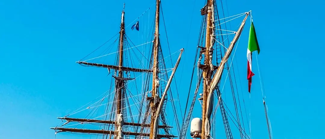 LA FOTO DEL GIORNO | Il Palinuro solca lo Stretto: eleganza senza tempo tra le onde