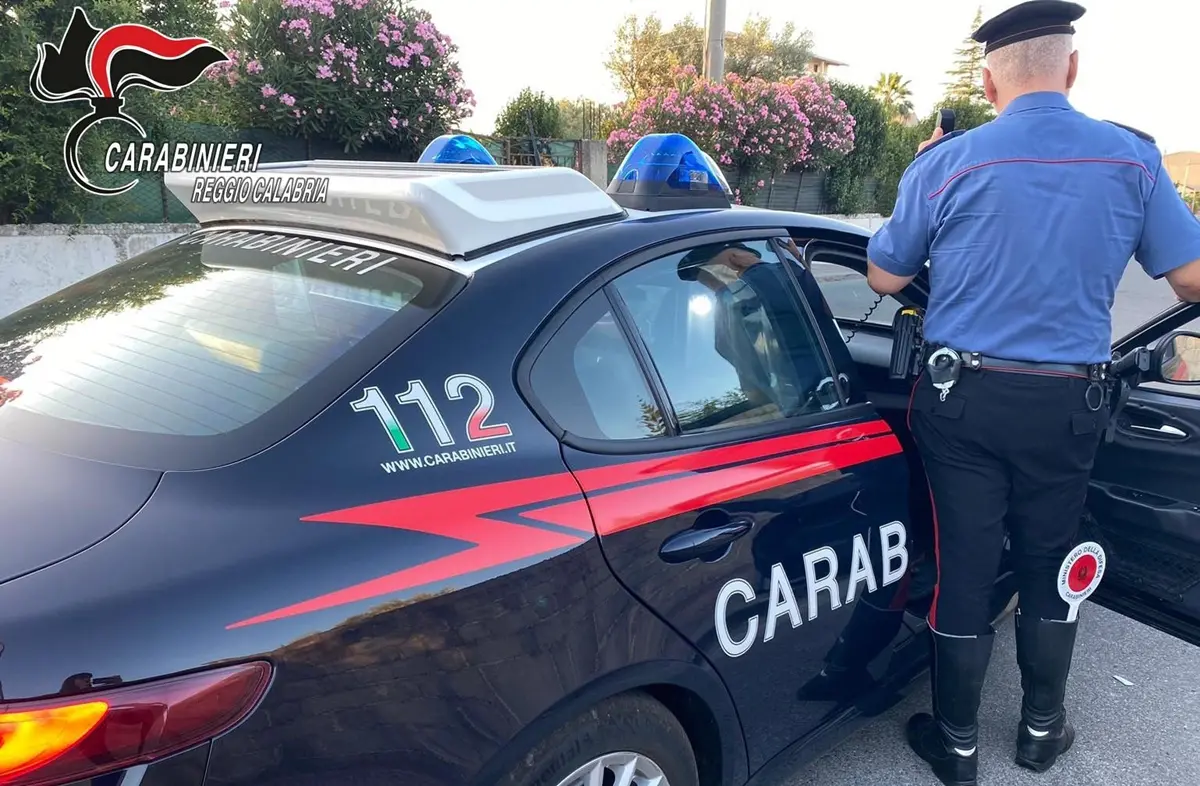 Locri, arrestato mentre brucia rifiuti: sequestrato bruciatore