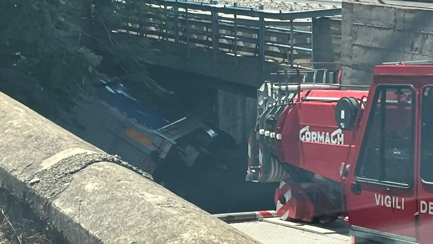 Incidente a Pentimele, furgone si ribalta nel sottopasso verso il porto